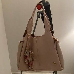 Its between pink an cream Colombian purse!!